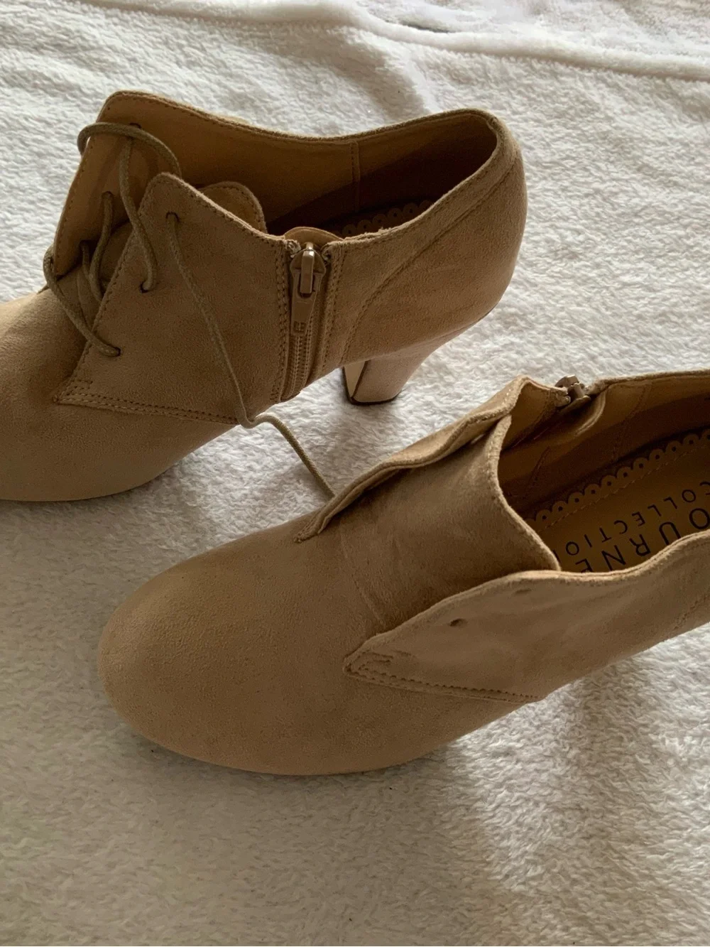 Journee women’s Tan Suede Lace-Up Shoes missing one string new size 6 sku 3284